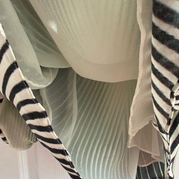 Cold Shoulder Silk flows pattern blouse - Picture 6 of 8